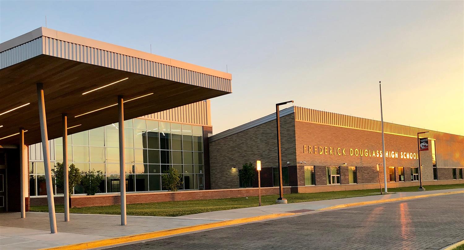 Transylvania literature class goes back to high school for book discussion