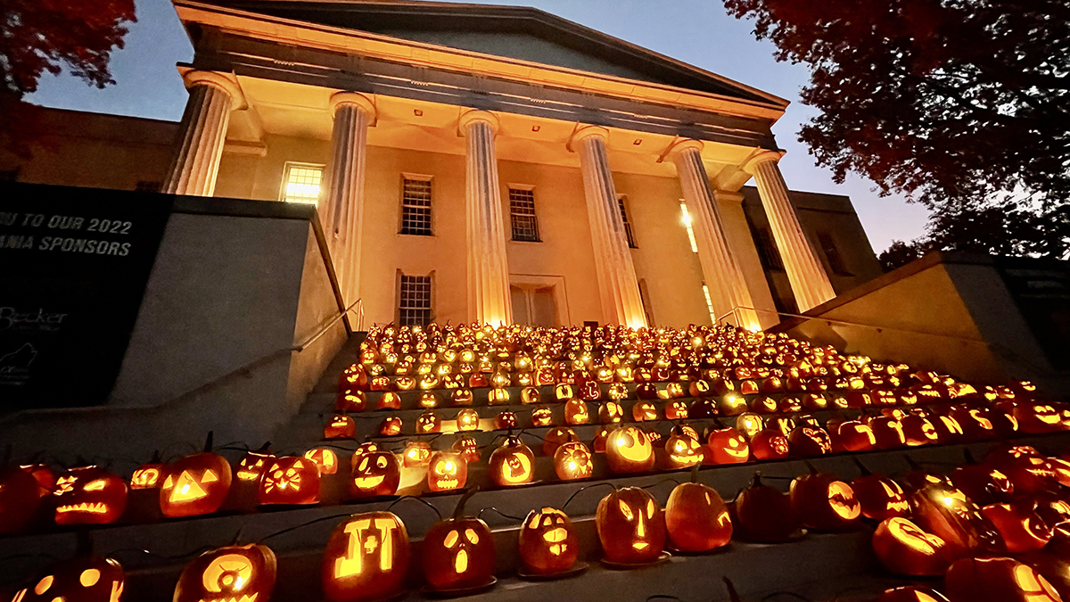 jack-o'-lanterns on steps