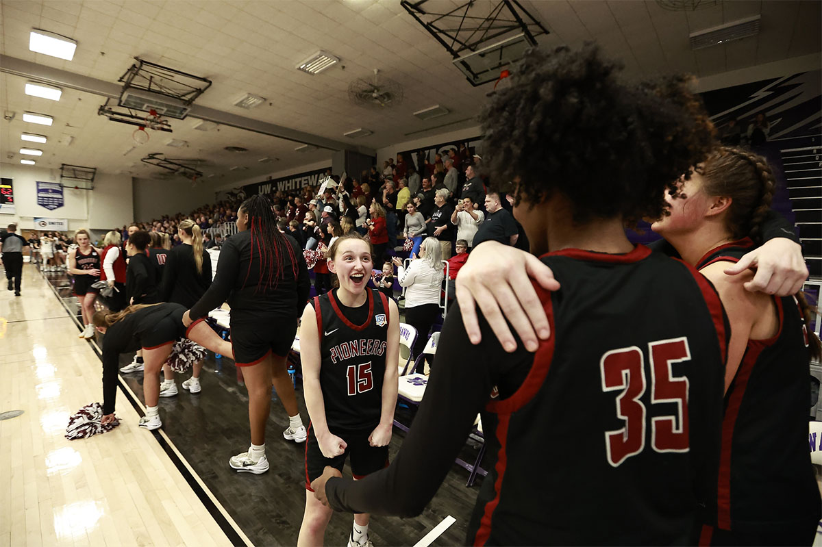 basketball players celebrating