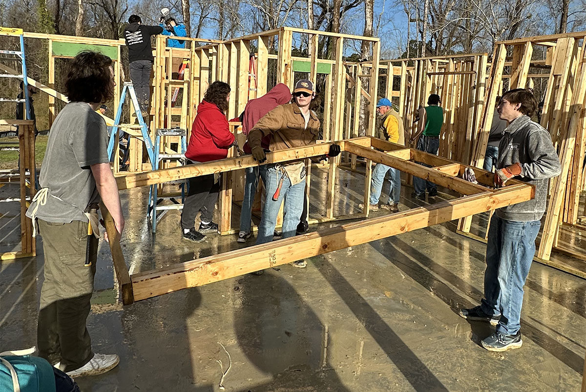 Transylvania Delta Sigs bond over spring break at Habitat build